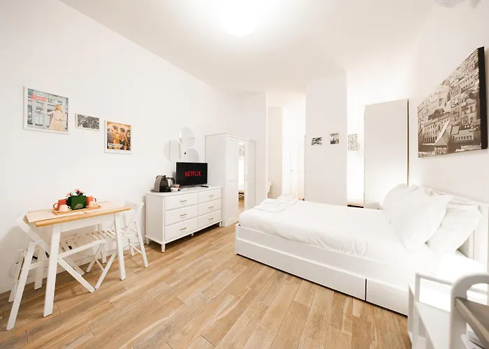 Minerva, Elegant In The Center *