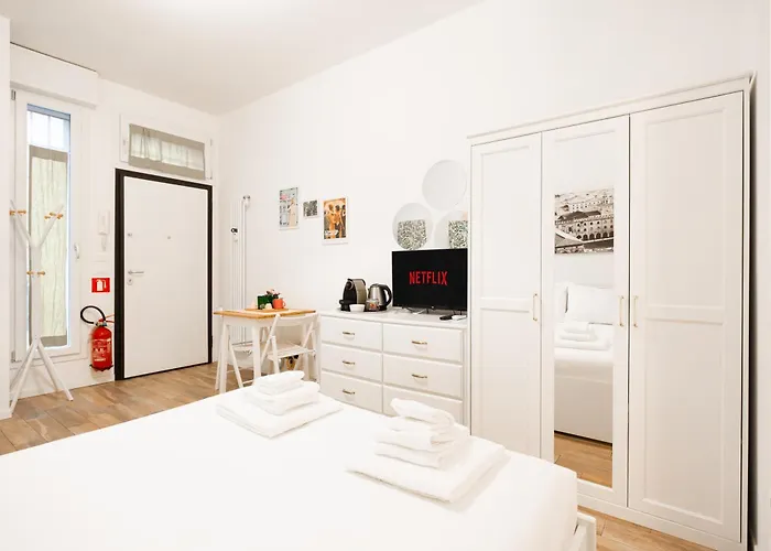 Minerva, Elegant In The Center