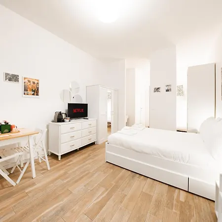 Minerva, Elegant In The Center *