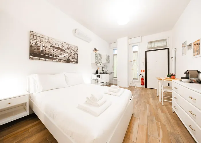 Minerva, Elegant In The Center بولونيا