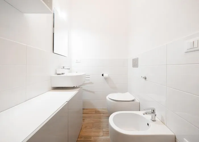 Minerva, Elegant In The Center *